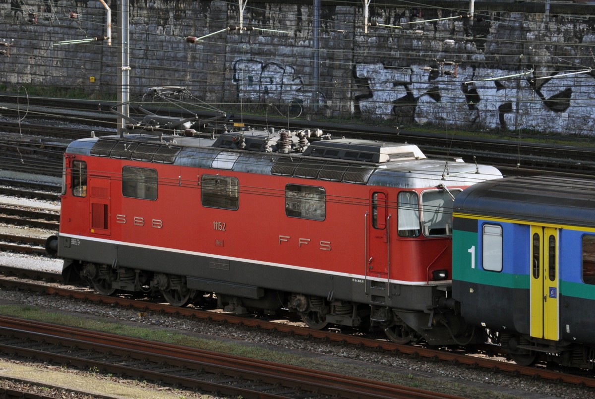 Re 4/4 II 11152 fährt aus dem Bahnhof SBB. Die Aufnahme stammt vom 29.03.2014.