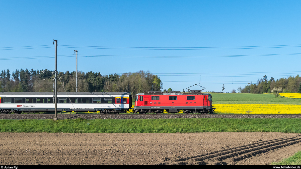 Re 4/4 II 11152 mit einem IR St. Gallen - Basel am 24. April 2017 bei Bassersdorf.