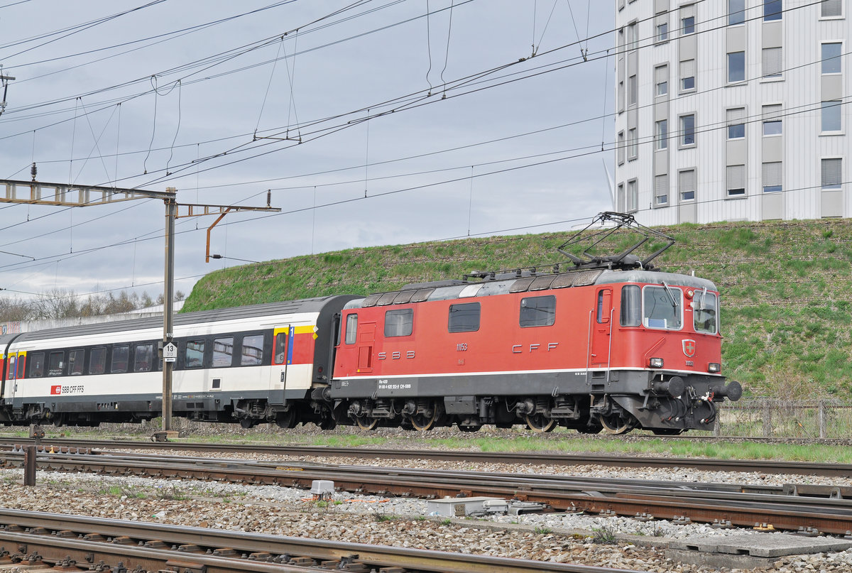 Re 4/4 II 11153 durchfährt den Bahnhof Pratteln. Die Aufnahme stammt vom 21.03.2017.