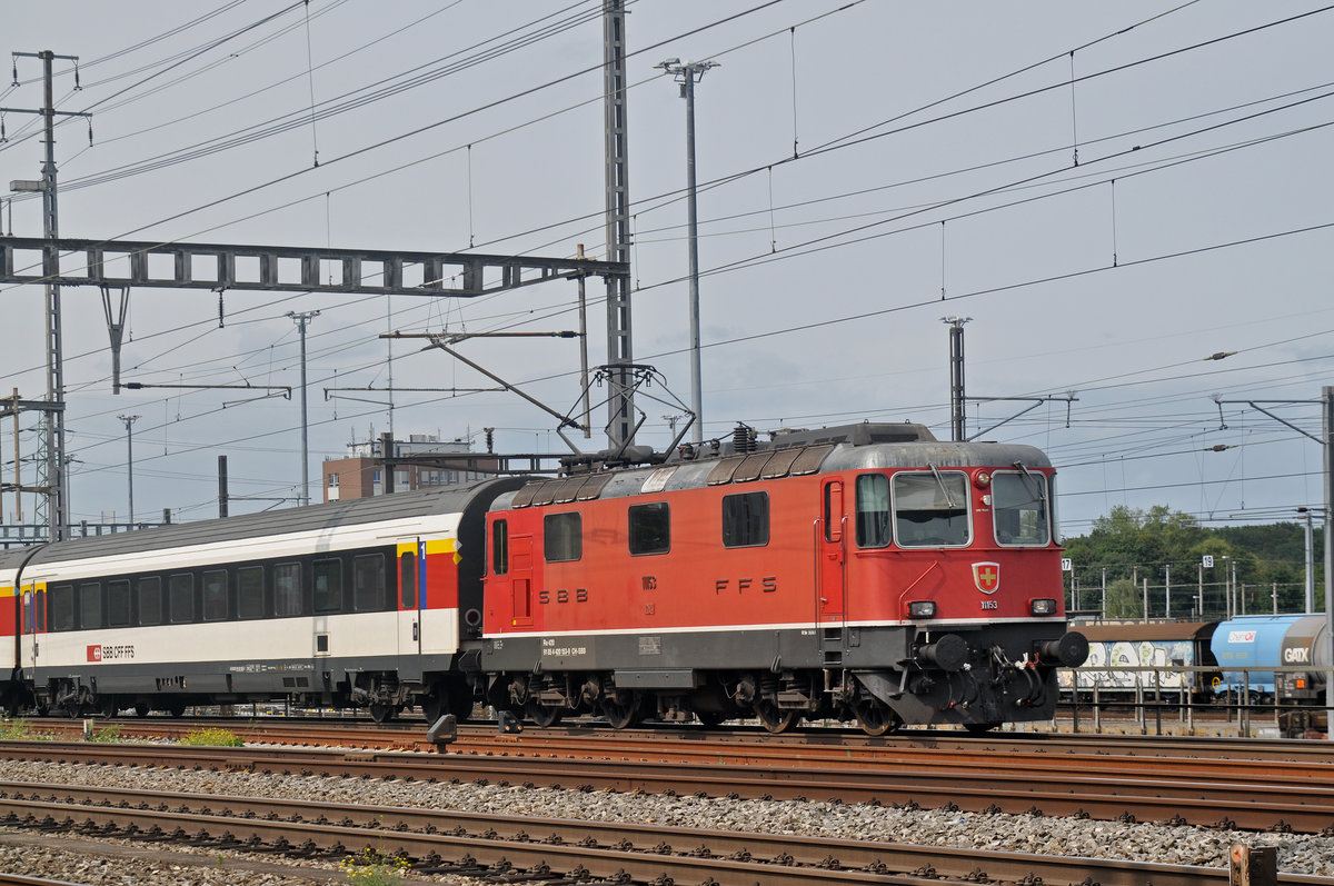 Re 4/4 II 11153 durchfährt den Bahnhof Muttenz. Die Aufnahme stammt vom 08.09.2017.
