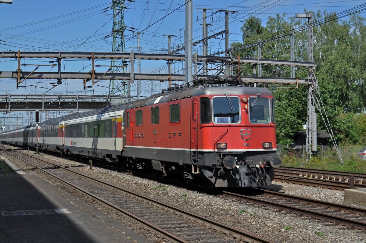 Re 4/4 II 11153 durchfährt den Bahnhof Muttenz. Die Aufnahme stammt vom 28.08.2015.