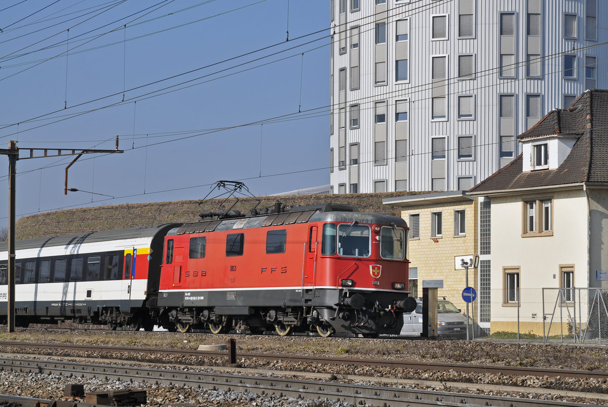 Re 4/4 II 11153 durchfährt den Bahnhof Pratteln. Die Aufnahme stammt vom 14.02.2017.