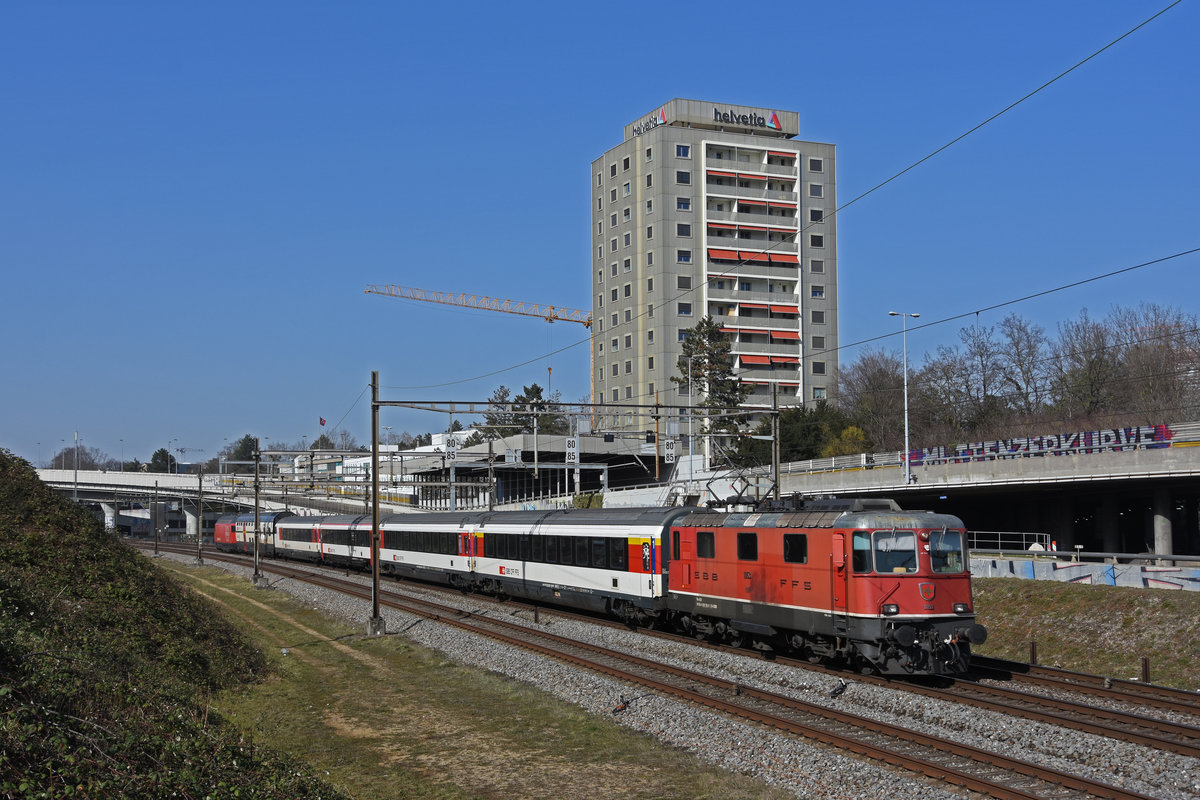 Re 4/4 II 11153 fährt Richtung Bahnhof Muttenz. Die Aufnahme stammt vom 25.02.2021.