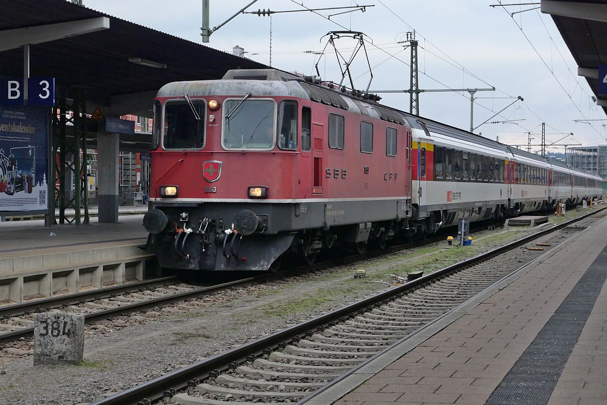 Re 4/4 II 11153 mit den Wagen des IC 487 nach Zürich steht am 28.01.2023 in Singen (Hohentwiel) bereit zur Abfahrt