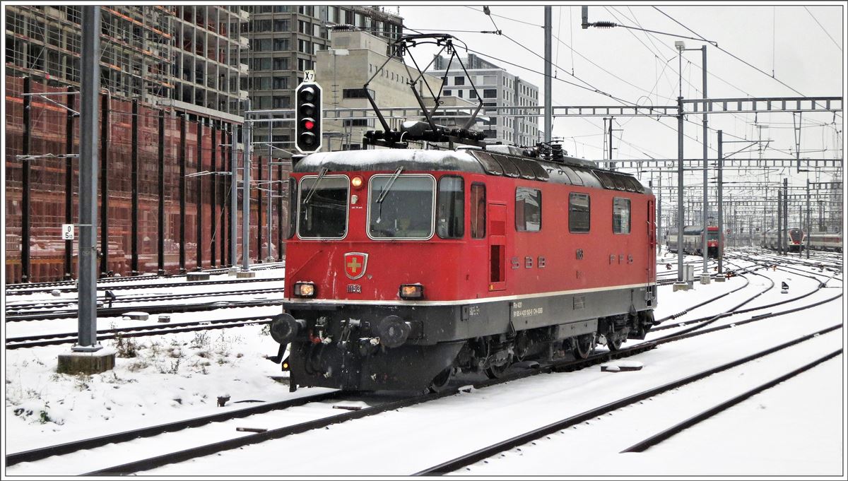 Re 4/4 II 11153 übernimmt die Wagen des IC483 für die Rückleistung nach Singen (Hohentwiel) (10.12.2017)