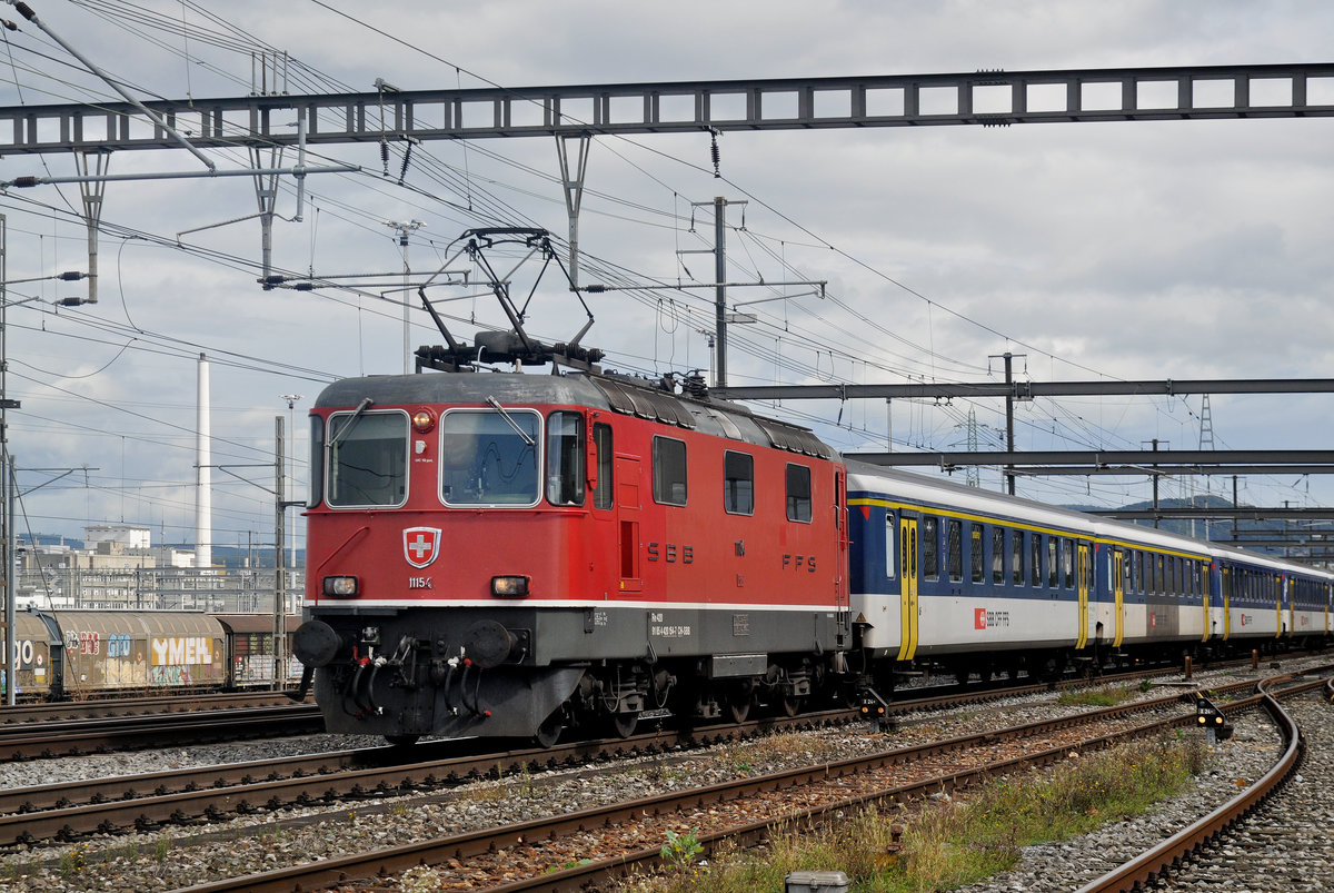 Re 4/4 II 11154 durchfährt den Bahnhof Muttenz. Die Aufnahme stammt vom 14.09.2017.