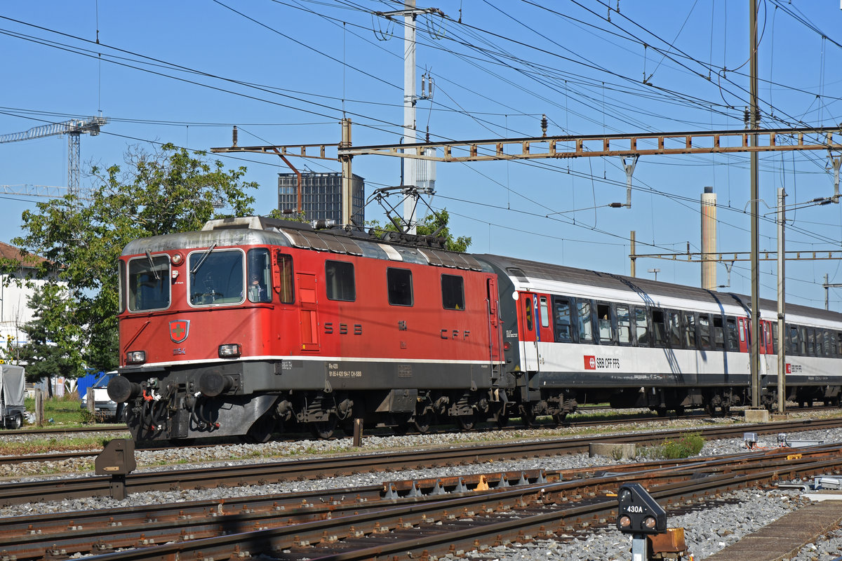 Re 4/4 II 11154 durchfährt den Bahnhof Pratteln. Die Aufnahme stammt vom 04.09.2019.