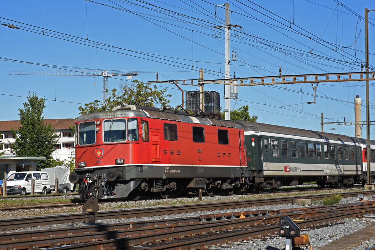 Re 4/4 II 11154 durchfährt den Bahnhof Pratteln. Die Aufnahme stammt vom 12.09.2019.