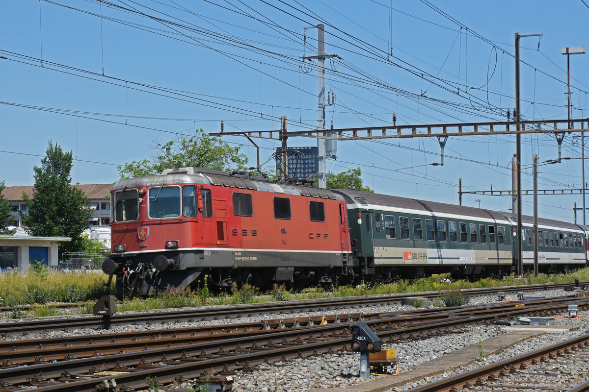 Re 4/4 II 11154 durchfährt den Bahnhof Pratteln. Die Aufnahme stammt vom 25.06.2020.