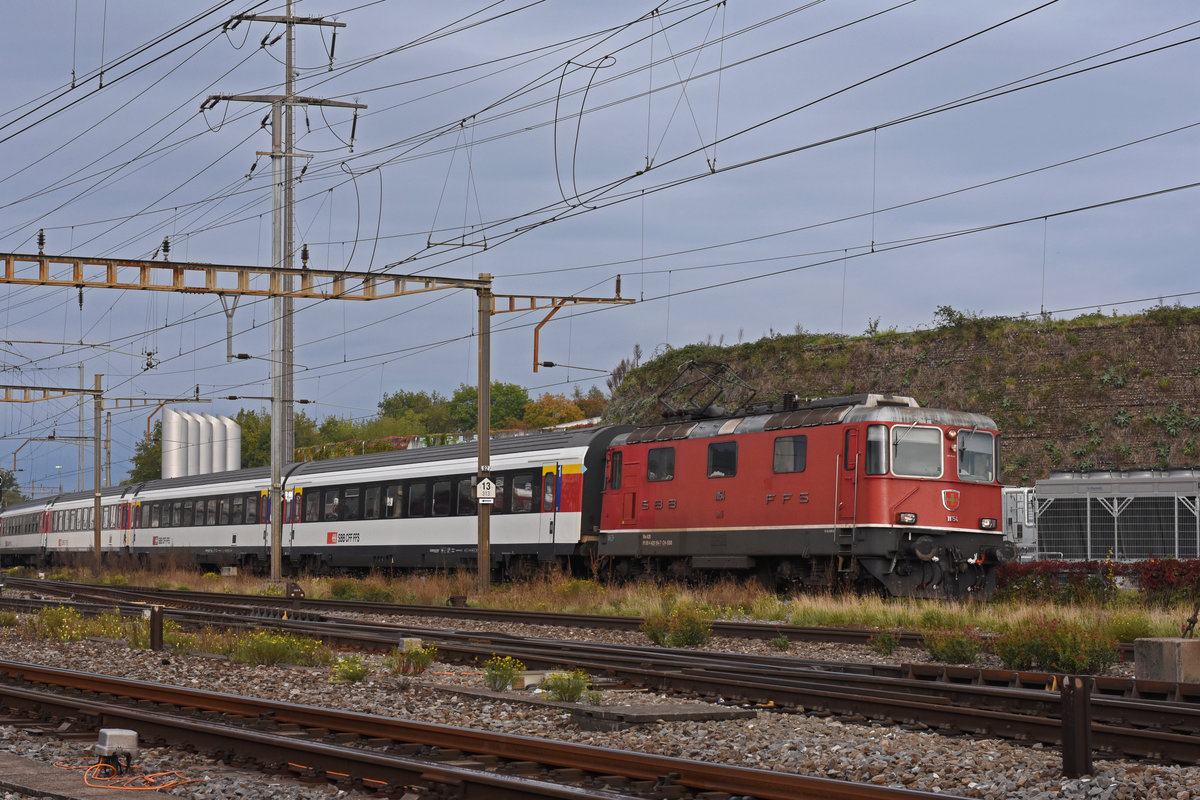 Re 4/4 II 11154 durchfährt den Bahnhof Pratteln. Die Aufnahme stammt vom 09.10.2020.