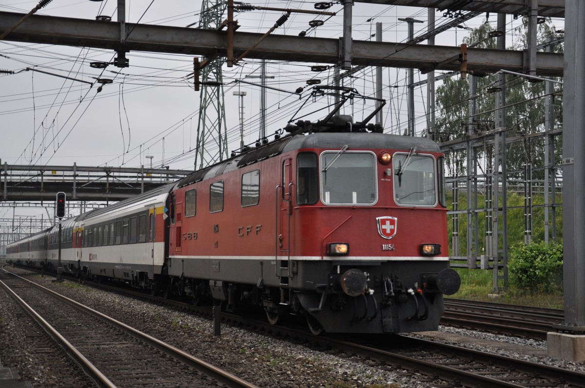Re 4/4 II 11154 durchfährt den Bahnhof Muttenz. Die Aufnahme stammt vom 30.05.2014.