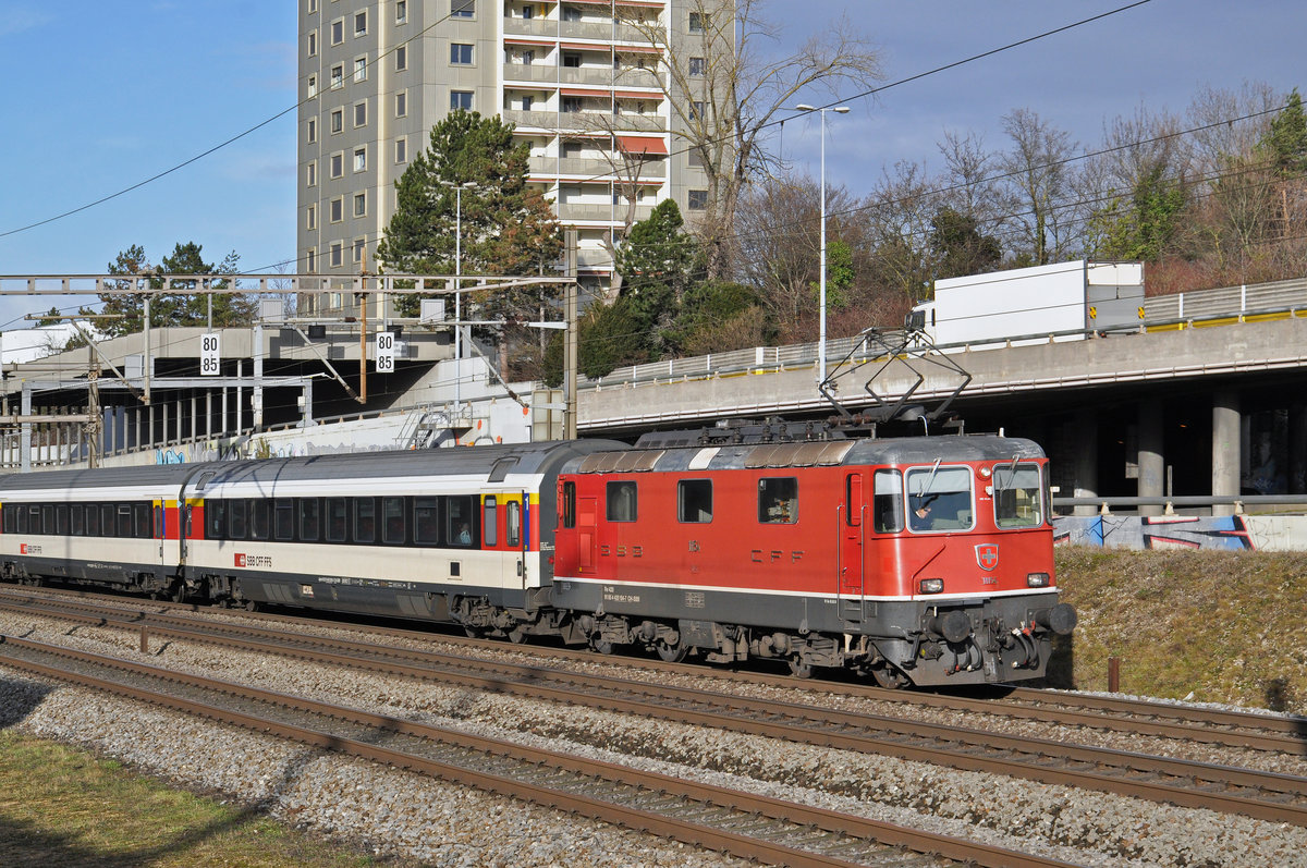 Re 4/4 II 11154 fährt Richtung Bahnhof Muttenz. Die Aufnahme stammt vom 02.01.2018.