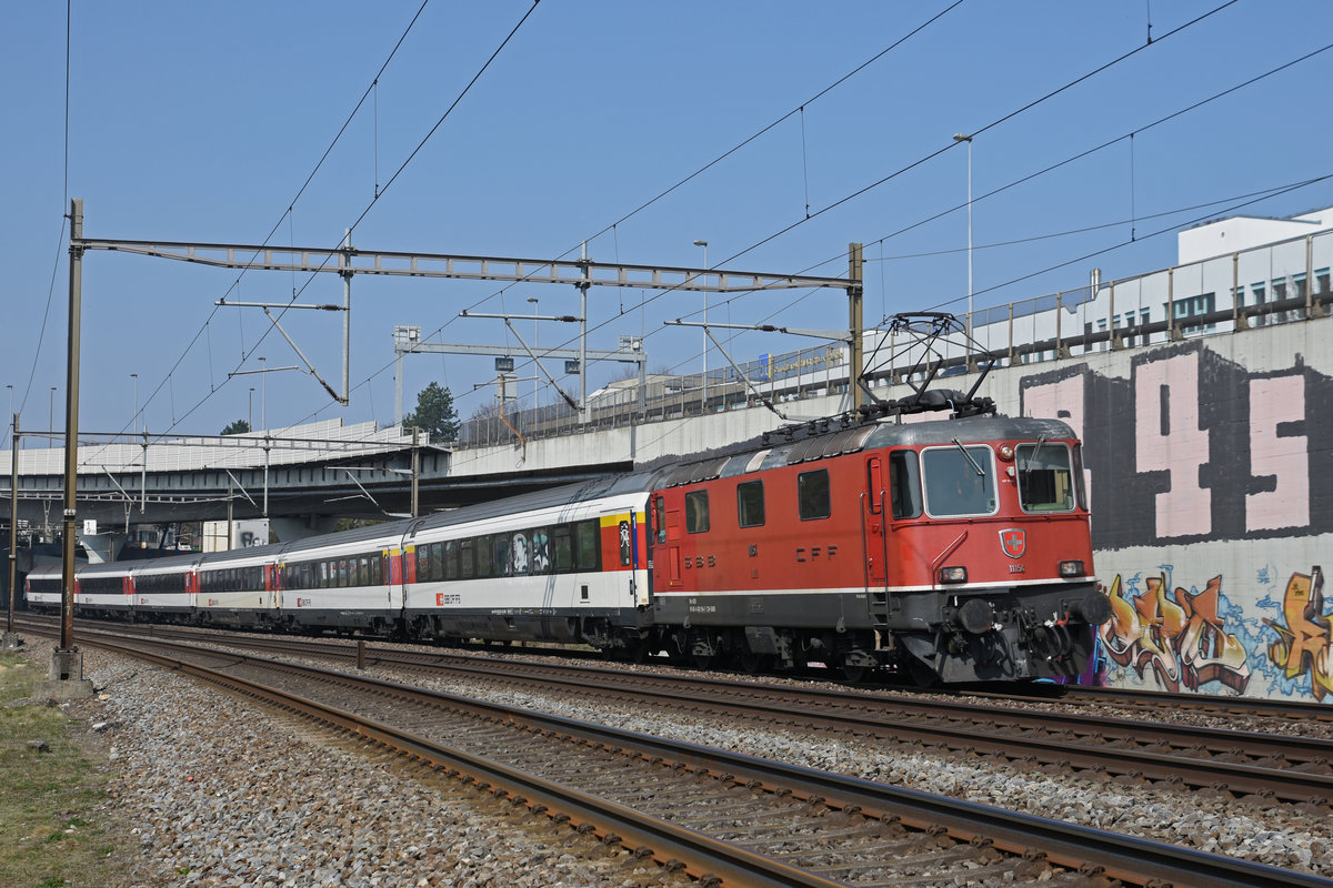 Re 4/4 II 11154 fährt Richtung Bahnhof Muttenz. Die Aufnahme stammt vom 24.03.2019.