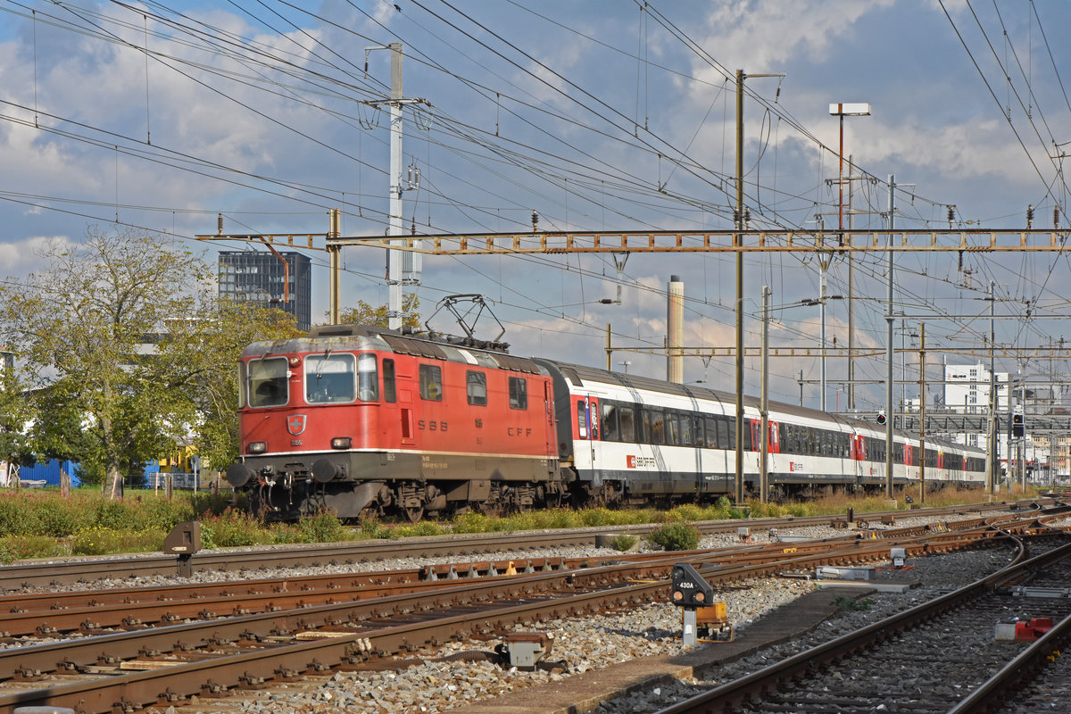 Re 4/4 II 11155 durchfährt den Bahnhof Pratteln. Die Aufnahme stammt vom 14.10.2020.