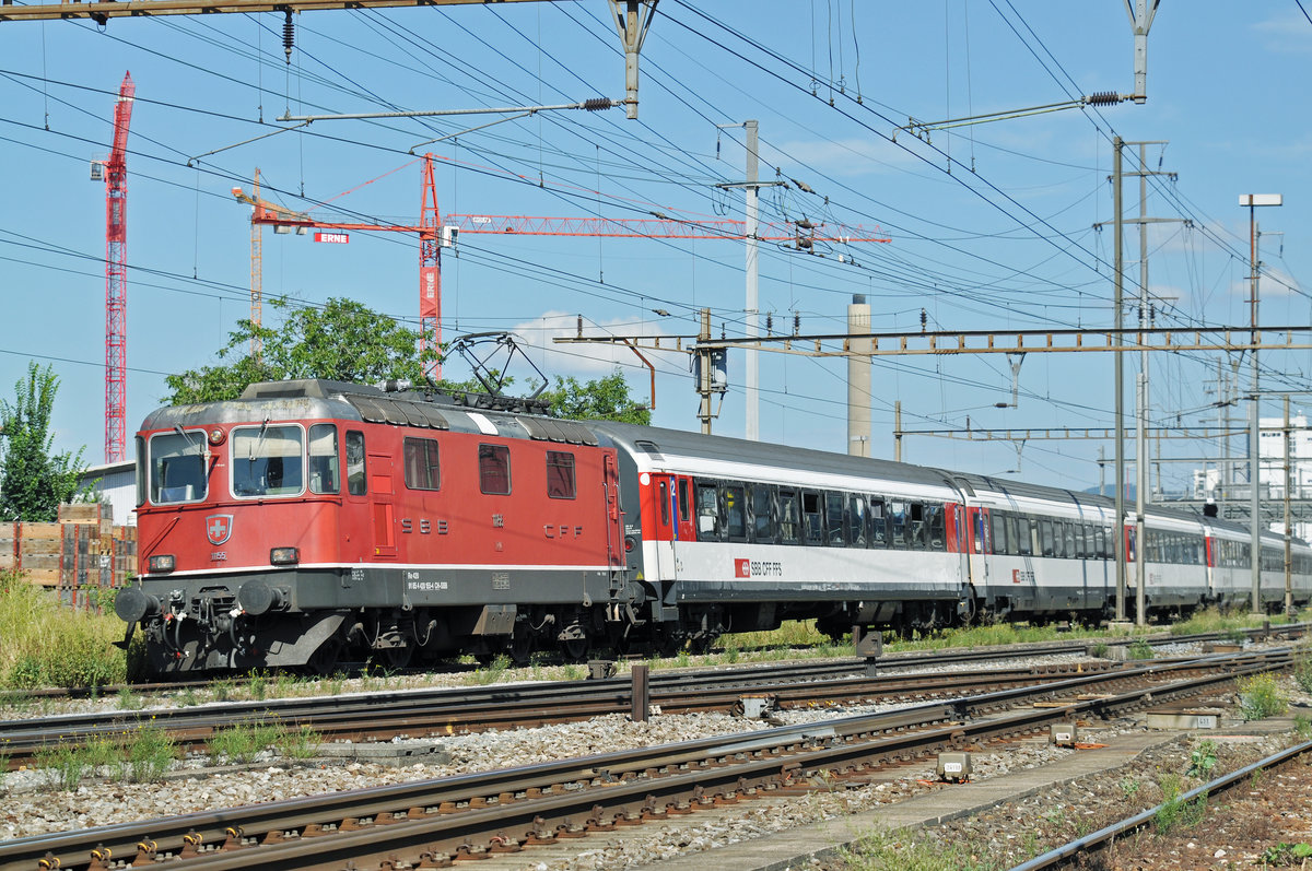 Re 4/4 II 11155 durchfährt den Bahnhof Pratteln. Die Aufnahme stammt vom 03.08.2016.