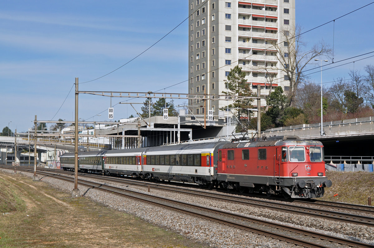 Re 4/4 II 11155 fährt Richtung Bahnhof Muttenz. Die Aufnahme stammt vom 05.03.2018.