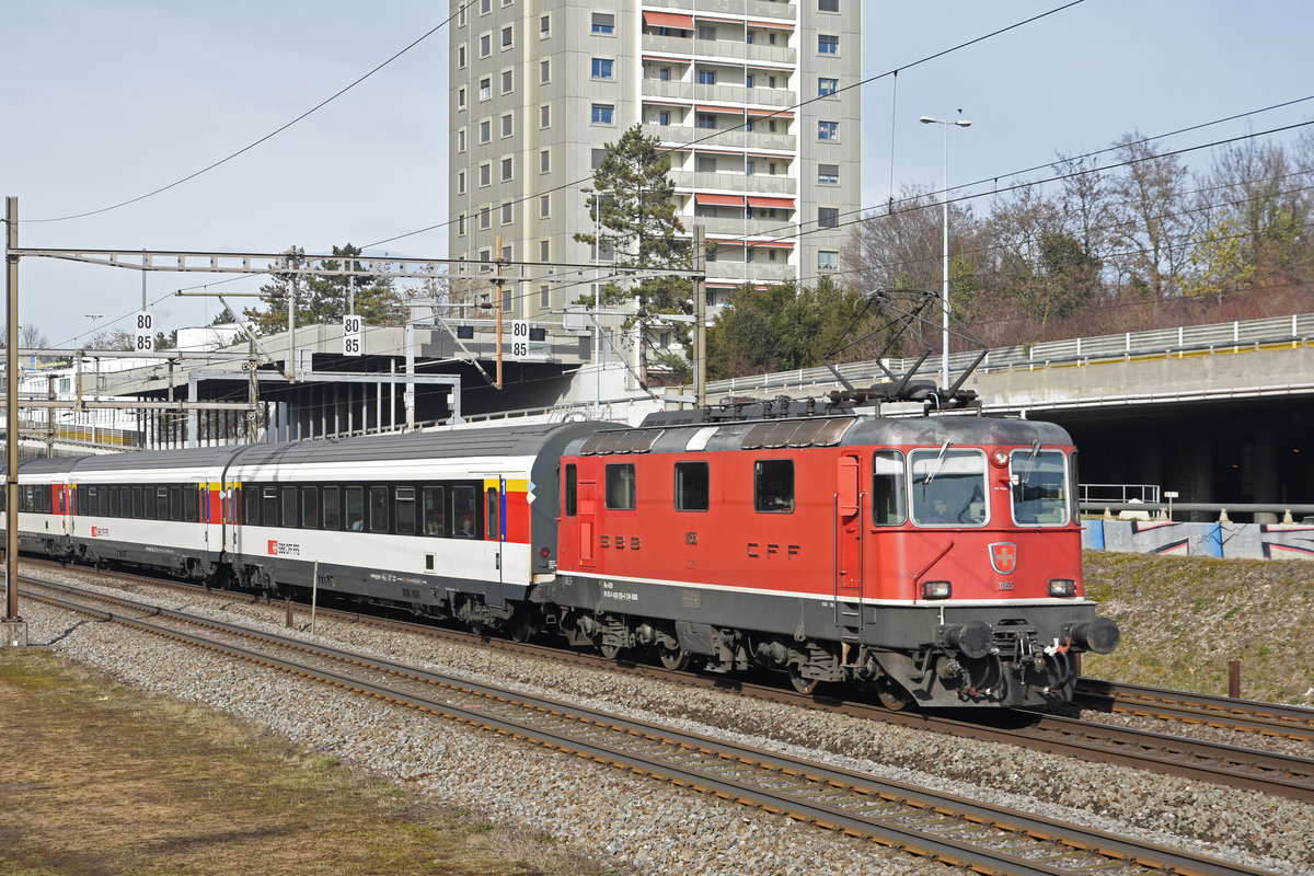 Re 4/4 II 11155 fährt Richtung Bahnhof Muttenz. Die Aufnahme stammt vom 08.02.2019.