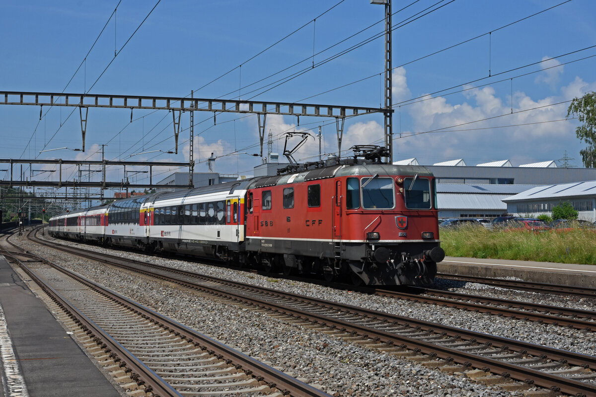 Re 4/4 II 11156 durchfährt den Bahnhof Rupperswil. Die Aufnahme stammt vom 10.06.2021.