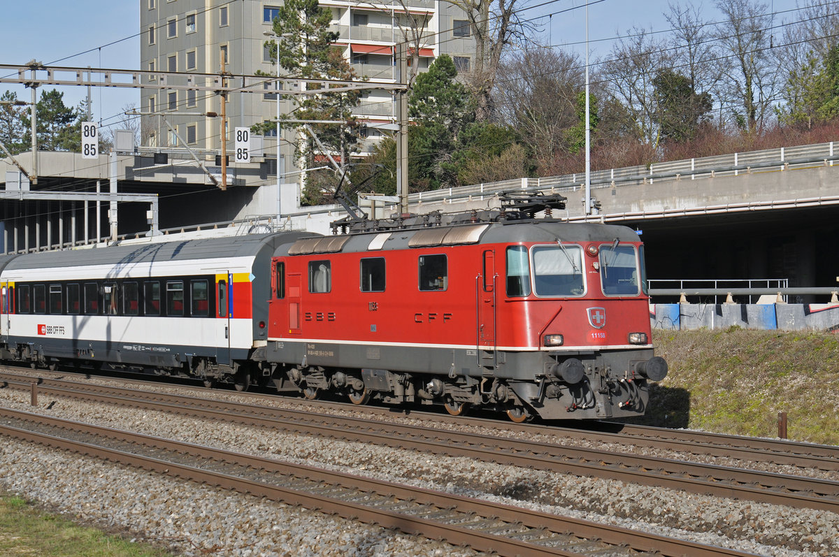 Re 4/4 II 11156 fährt Richtung Bahnhof Muttenz. Die Aufnahme stammt vom 24.01.2018.