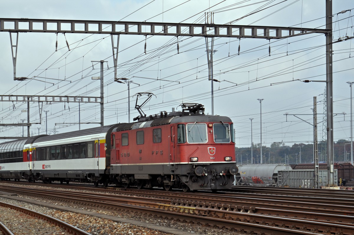 Re 4/4 II 11157 durchfährt den Bahnhof Muttenz. Die Aufnahme stammt vom 14.10.2015.
