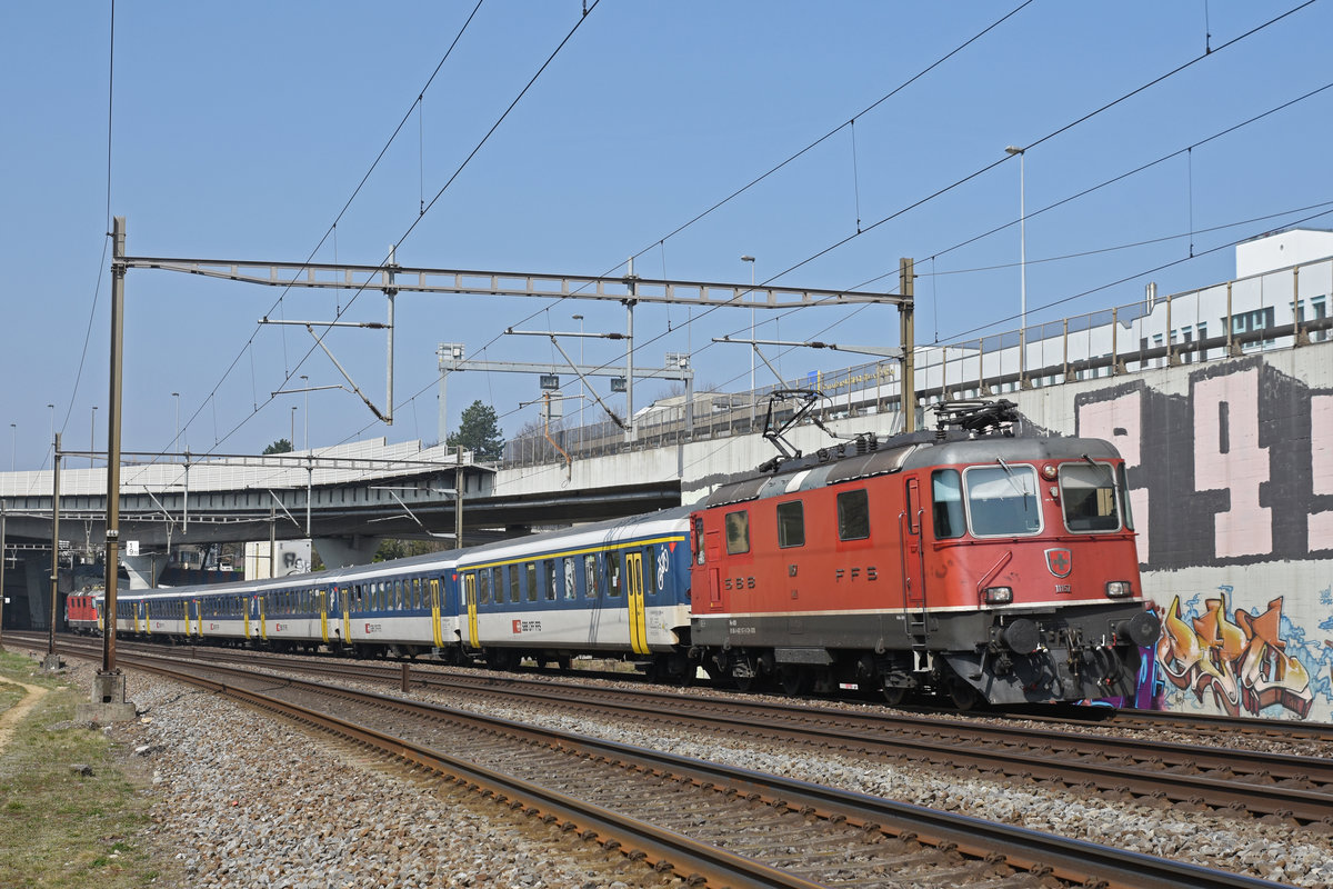 Re 4/4 II 11157 fährt Richtung Bahnhof Muttenz. Die Aufnahme stammt vom 24.03.2019.