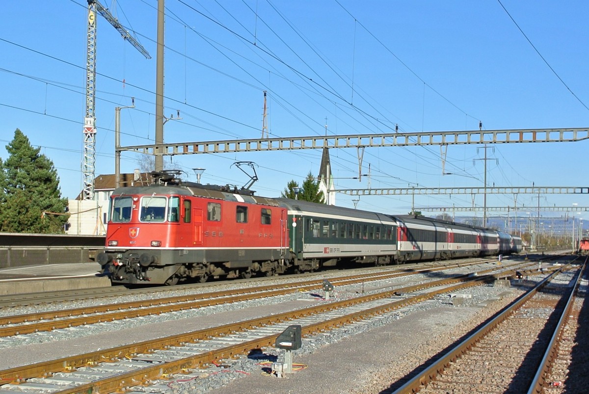 Re 4/4 II 11157 mit IR 1974 in Kaiseraugst. Bei der Komposition handelt es sich um eine Gotthard-Komp. An 1. stelle ist ein Bpm51 eingereiht, diese werden per Fahrplanwechsel, als letzte unklimatisierte Wagen, aus der Stammkomp entfernt und zu Zusatzwagen degradiert, 07.12.2013.