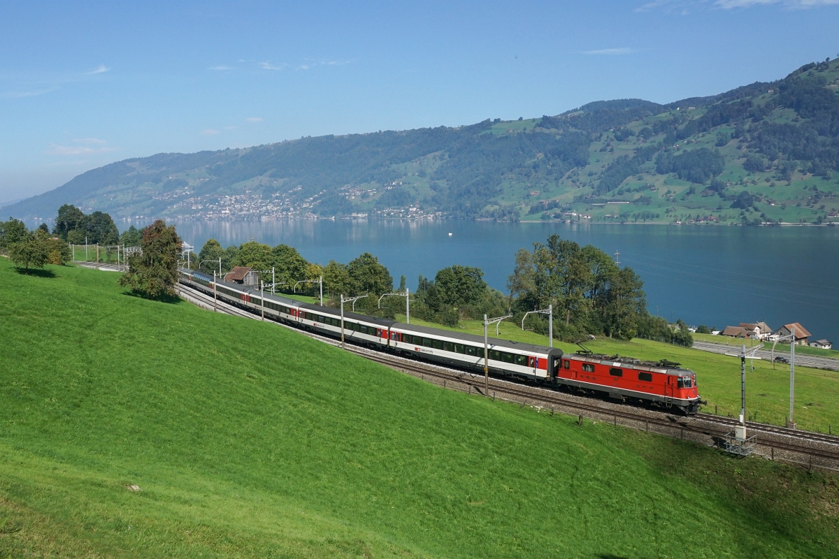 Re 4/4 II 11158 befindet sich am 03.10.2015 mit einem Gotthard-IR zwischen Immensee und Arth-Goldau.