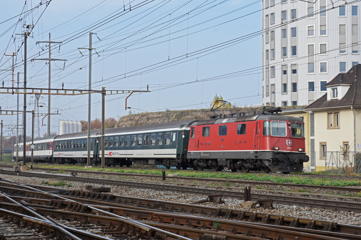 Re 4/4 II 11158 durchfährt den Bahnhof Pratteln. Die Aufnahme stammt vom 09.11.2018.