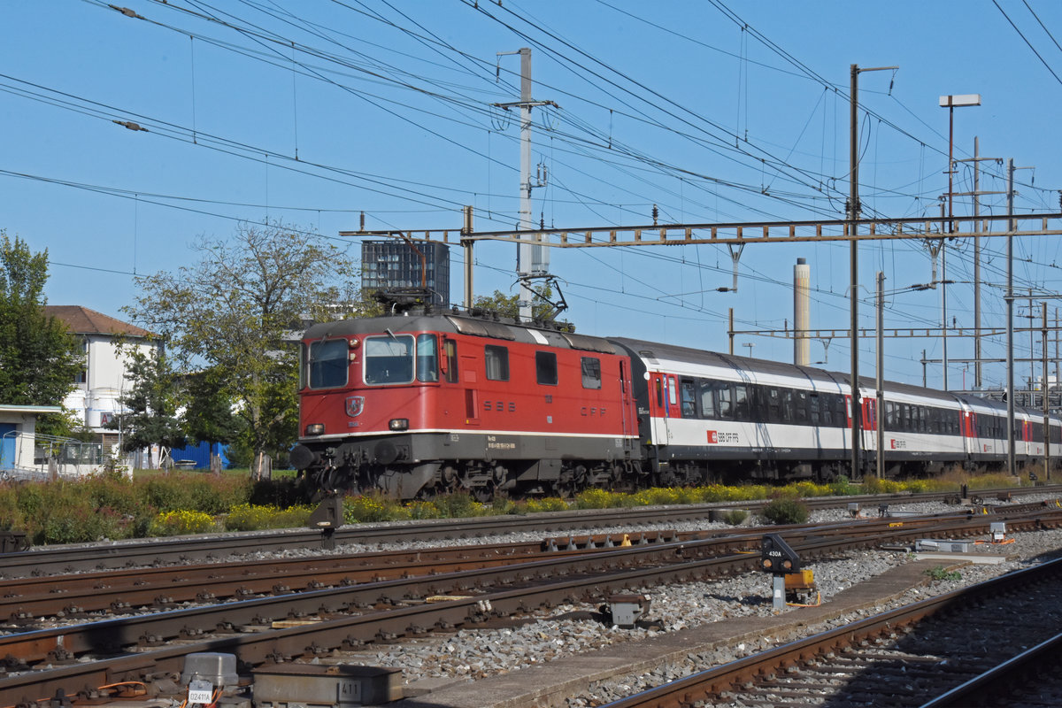 Re 4/4 II 11158 durchfährt den Bahnhof Pratteln. Die Aufnahme stammt vom 30.09.2020.