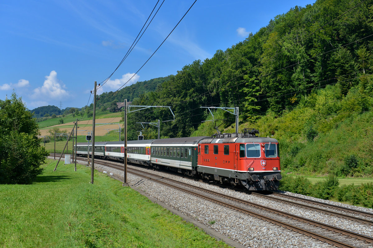 Re 4/4 II 11158 mit einem IR am 30.08.2013 bei Tecknau. 