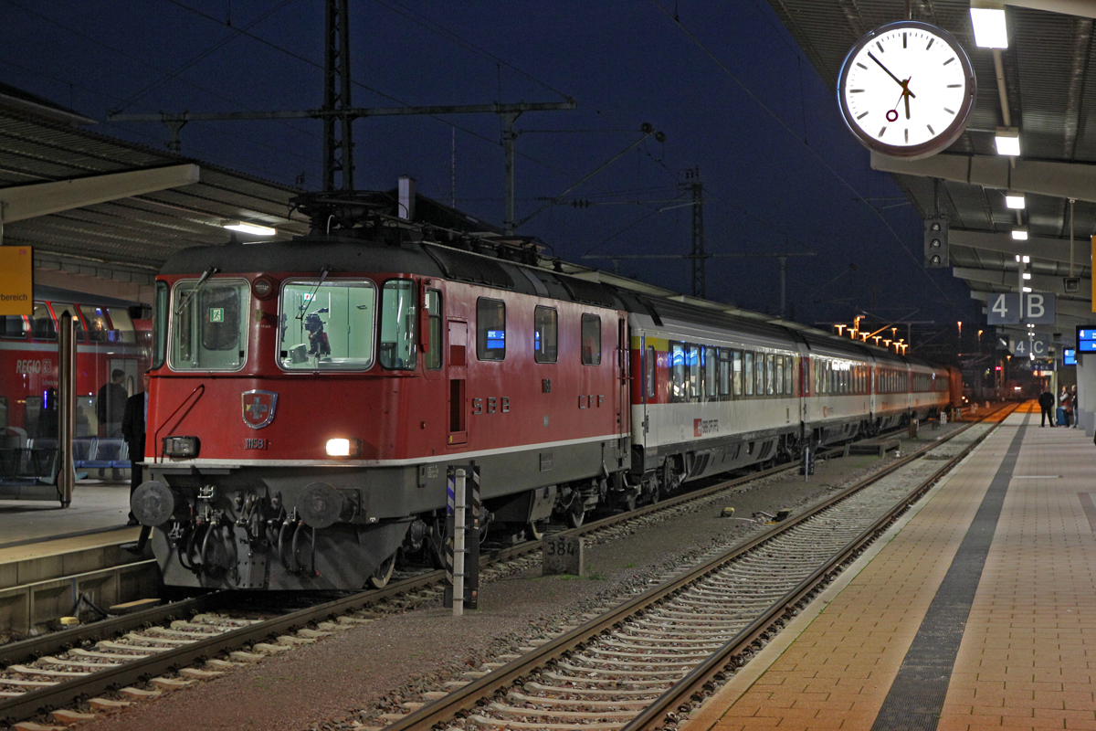 Re 4/4 II 11158 steht kurz vor der Abreise nach Zürich Hb mit dem Ic 281 aus Stuttgart kommend im Bf Singen (Hohentwiel).Bild 29.10.2014