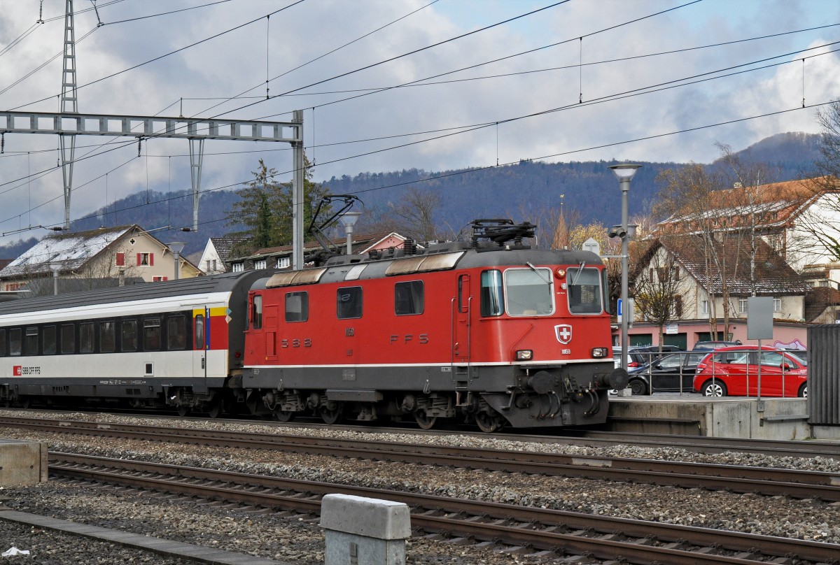 Re 4/4 II 11159 durchfährt den Bahnhof Sissach. Die Aufnahme stammt vom 23.11.2015.