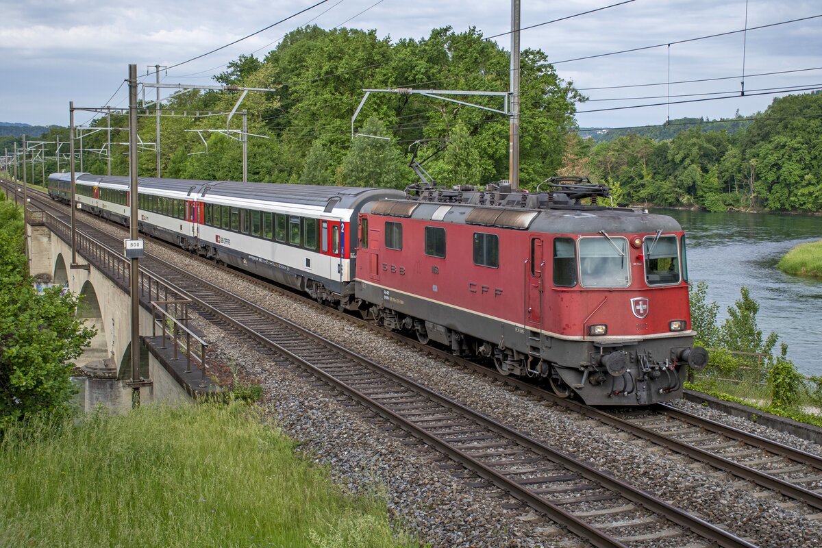 Re 4/4 II 11159 ist mit dem NJ aus Amsterdam beschäftigt, aufgenommen beim Überqueren der Reussbrücke bei Turgi AG am Morgen des 22.05.2022.
