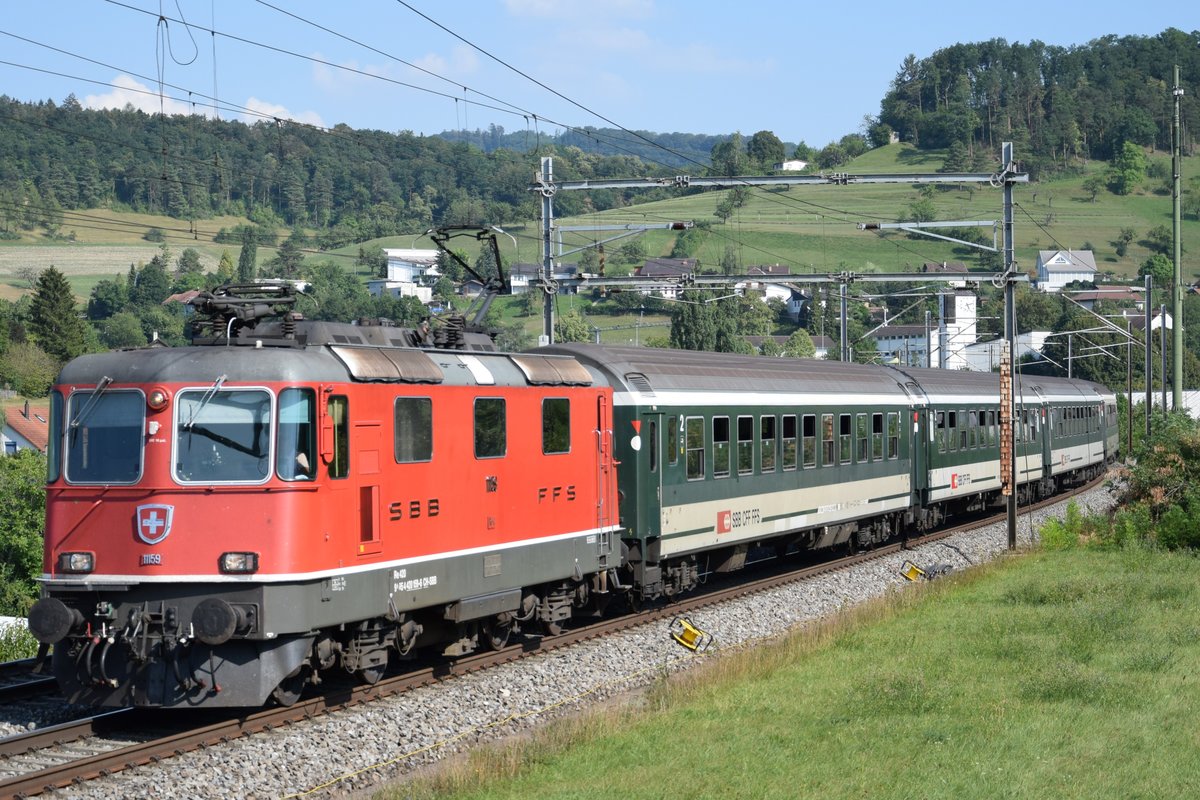 Re 4/4 II 11159 zieht am Abend des 03.08.2018 ihren Interregio durch Zeihen AG in Richtung Basel.