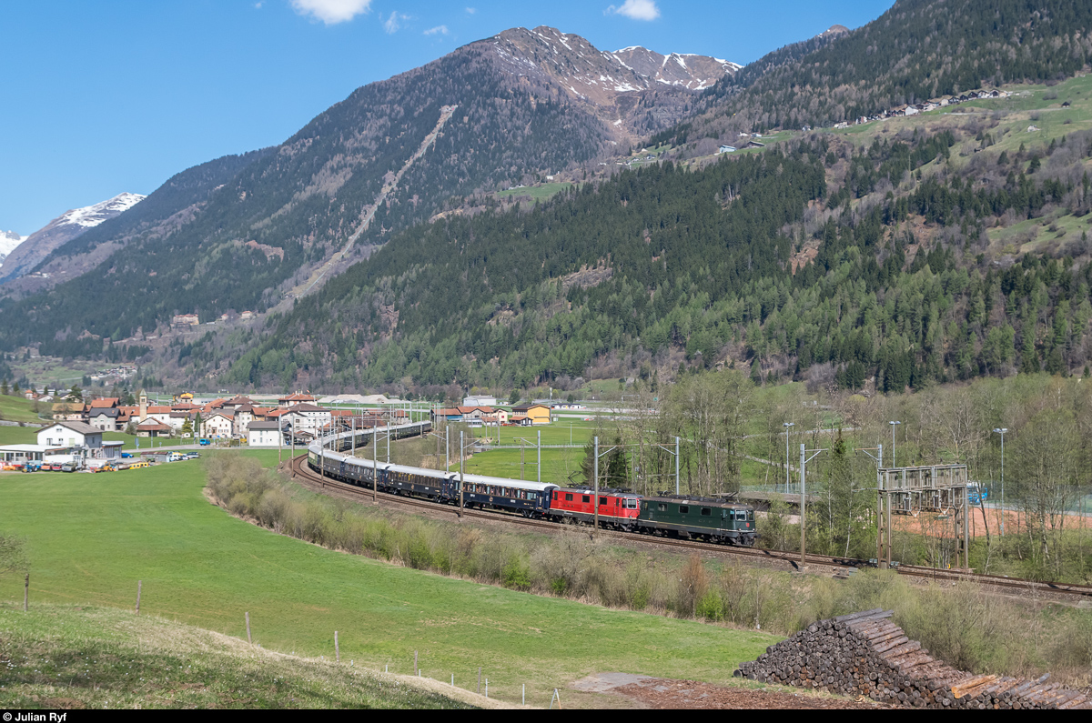 Re 4/4 II 11161 und 11304 ziehen den Venice Simplon-Orient-Express VSOE am 10. April 2017 bei Ambrì südwärts. Trotz des nur noch sehr spärlichen Verkehrs auf der Gotthard-Bergstrecke wäre mir fast eine Baudienst-Ameise ins Bild gefahren.