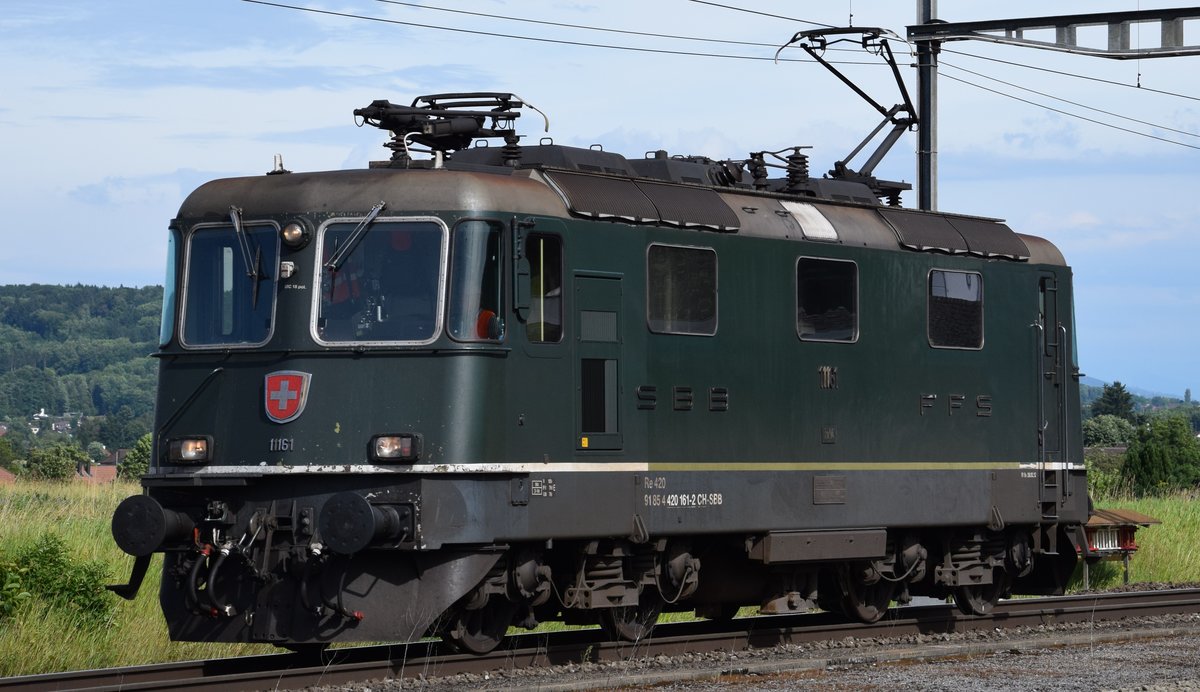 Re 4/4 II 11161  alleine auf grosser Fahrt  am 16.06.2017 in Hendschiken in Richtung Othmarsingen.