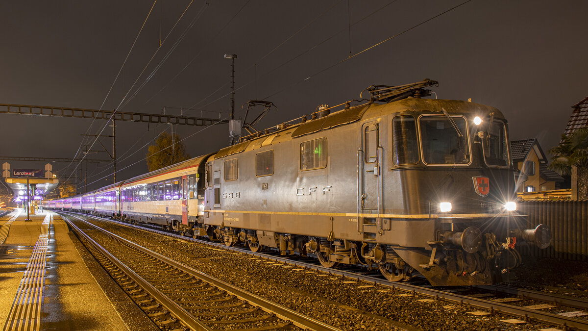 Re 4/4 II 11161 beim Halt in Lenzburg am Abend des 28.11.2021.
