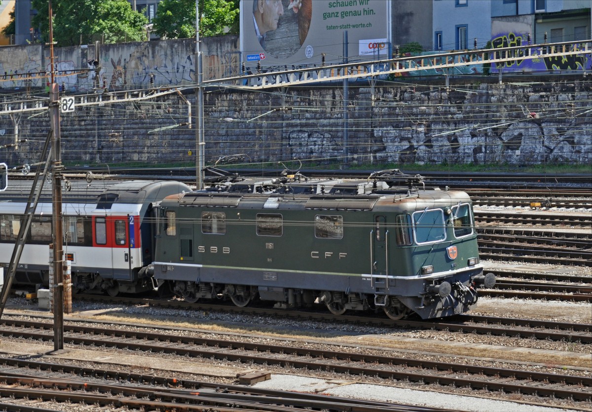 Re 4/4 II 11161 fährt beim Bahnhof SBB ein. Die Aufnahme stammt vom 04.06.2015.