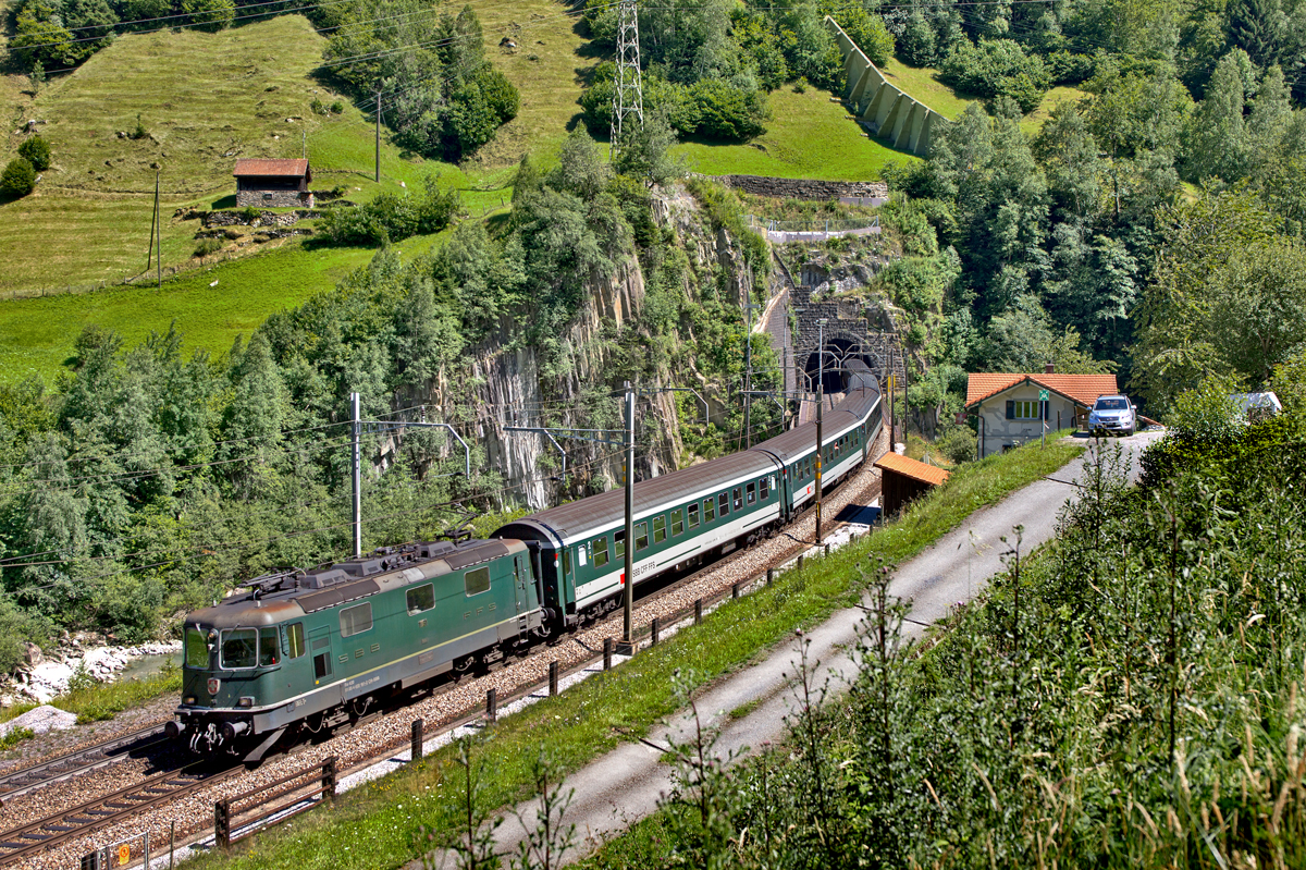 Re 4/4 II 11161 fährt mit einem Ic aus Locarno nach Zürich HB aus dem Wattinger Kehrtunnel hinaus.Bild vom 19.7.2016