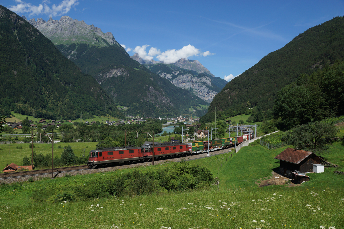 Re 4/4 II 11162 und Re 6/6 11678 befinden sich am 03.07.2014 zwischen Erstfeld und Silenen.