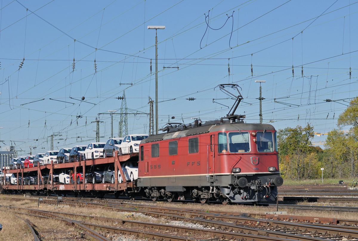 Re 4/4 II 11163 durchfährt den Badischen Bahnhof. Die Aufnahme stammt vom 16.10.2017.