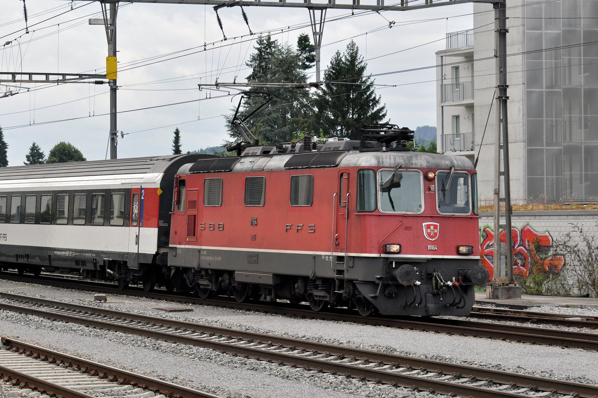 Re 4/4 II 11164 durchfährt den Bahnhof Zofingen. Die Aufnahme stammt vom 09.08.2016.