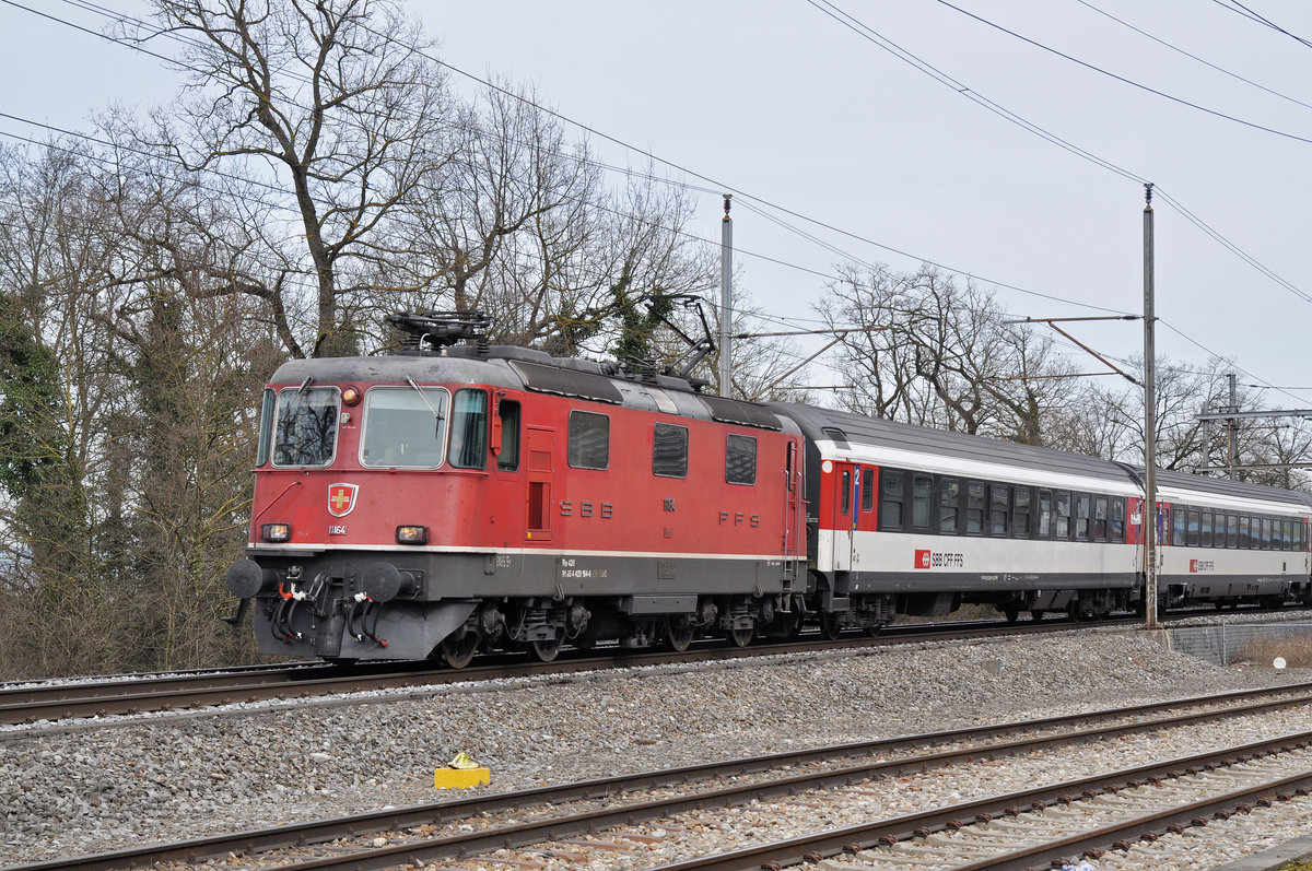 Re 4/4 II 11164 fährt Richtung Bahnhof Kaiseraugst. Die Aufnahme stammt vom 03.03.2017.