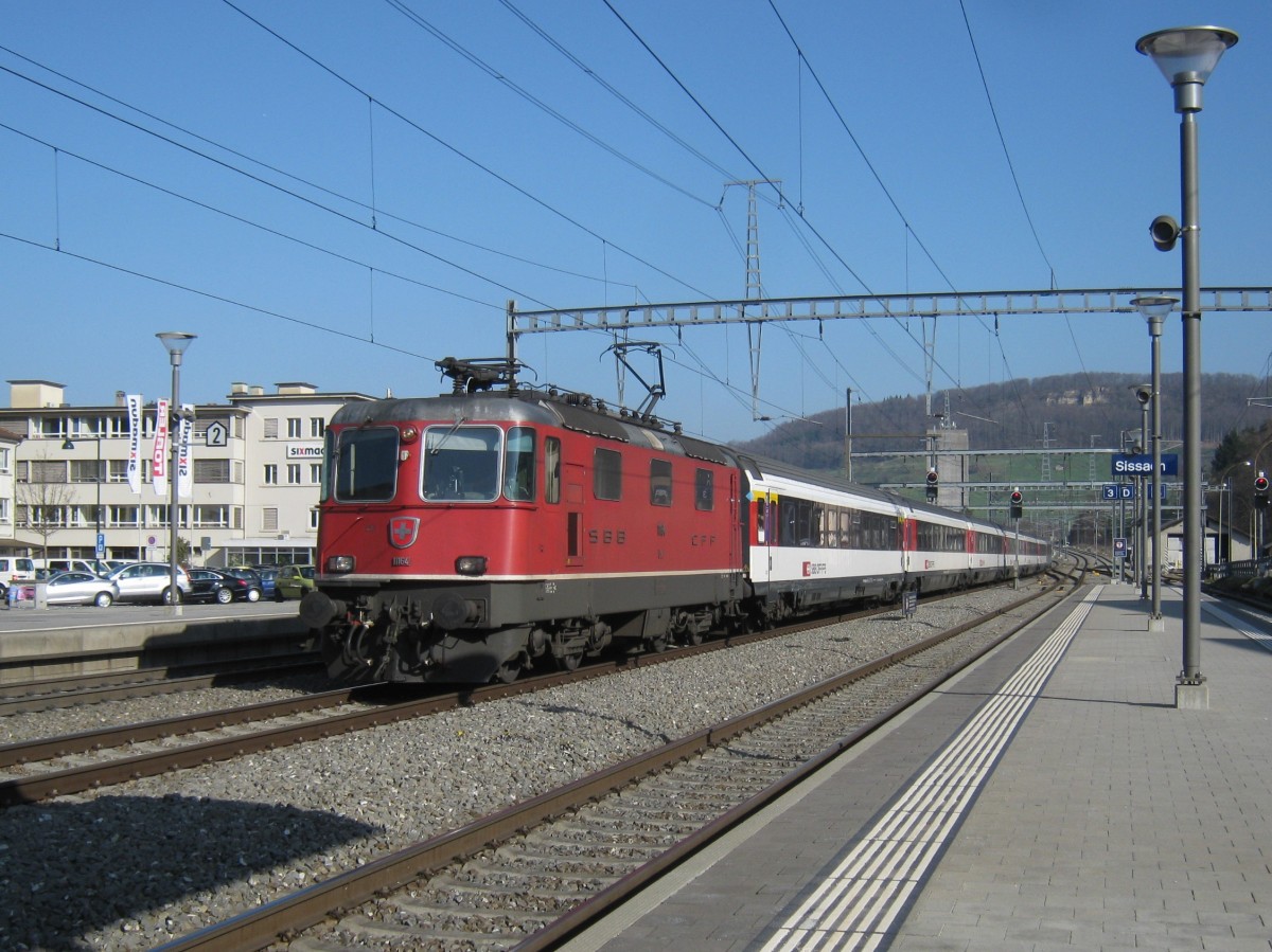 Re 4/4 II 11164 mit dem EC 96 bei Durchfahrt in Sissach, 21.03.2012.