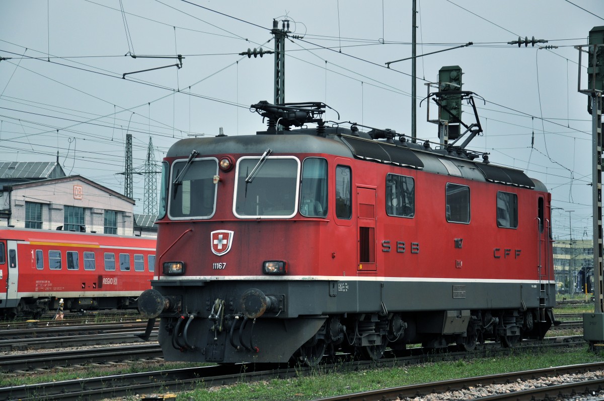 Re 4/4 II 11167 durchfährt den Badischen Bahnhof. Die Aufnahme stammt vom 04.07.2014.