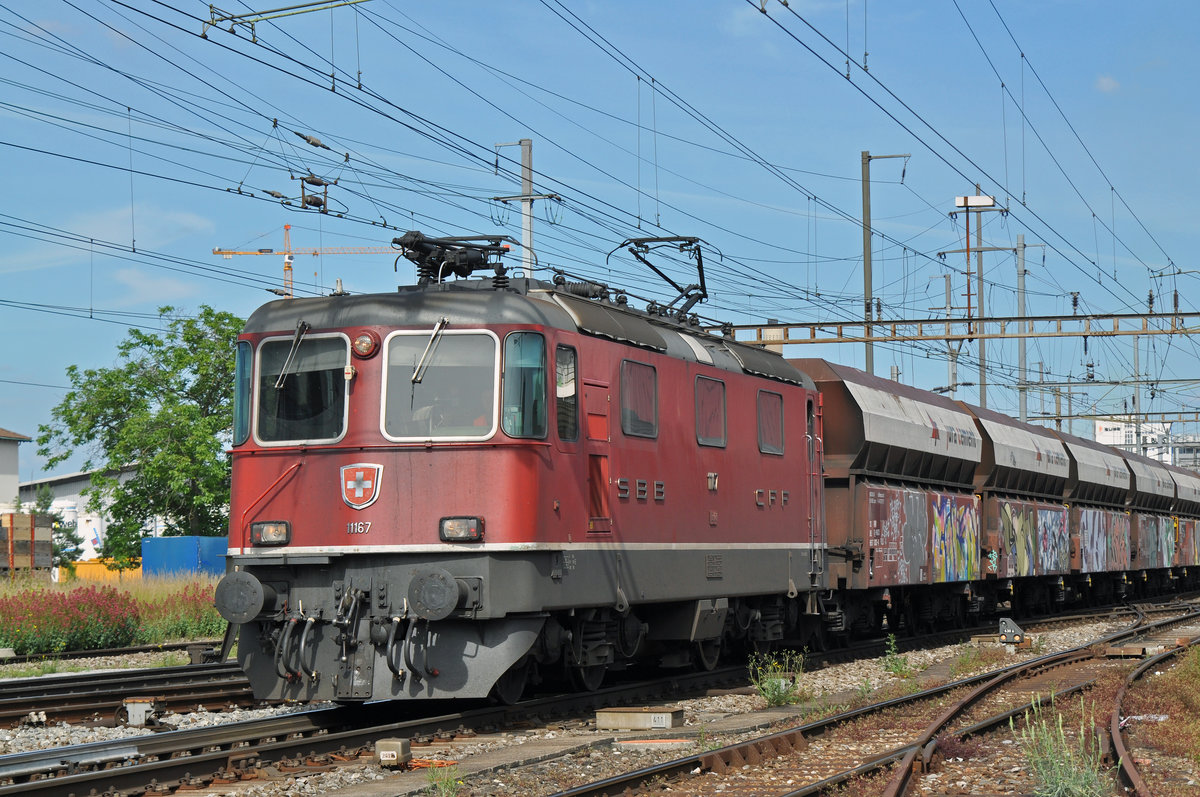 Re 4/4 II 11167 durchfährt den Bahnhof Pratteln. Die Aufnahme stammt vom 10.06.2016.
