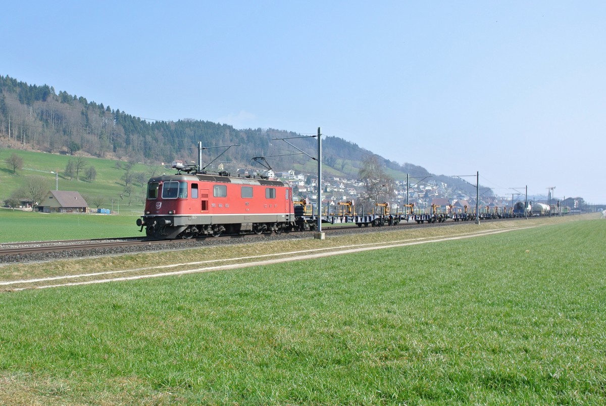 Re 4/4 II 11167 mit Gterzug zwischen Wauwil und Nebikon, 19.03.2015.