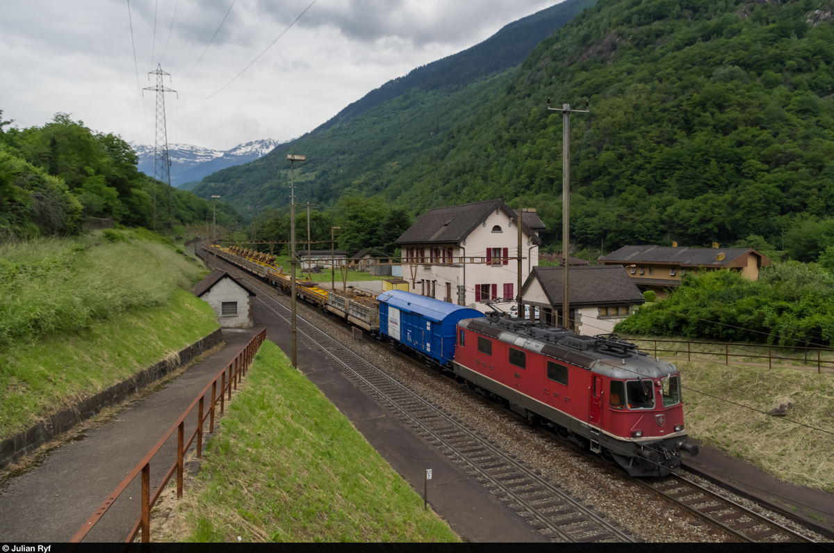 Re 4/4 II 11168 fährt am 25. Mai 2015 mit einem Bauzug durch den neueren aber auch schon längere Zeit stillgelegten Bahnhof von Giornico.
