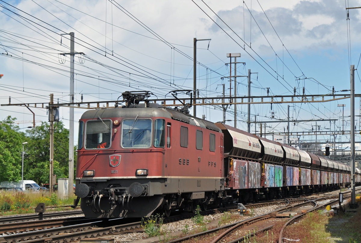 Re 4/4 II 11171 durchfährt den Bahnhof Pratteln. Die Aufnahme stammt vom 17.06.2016.