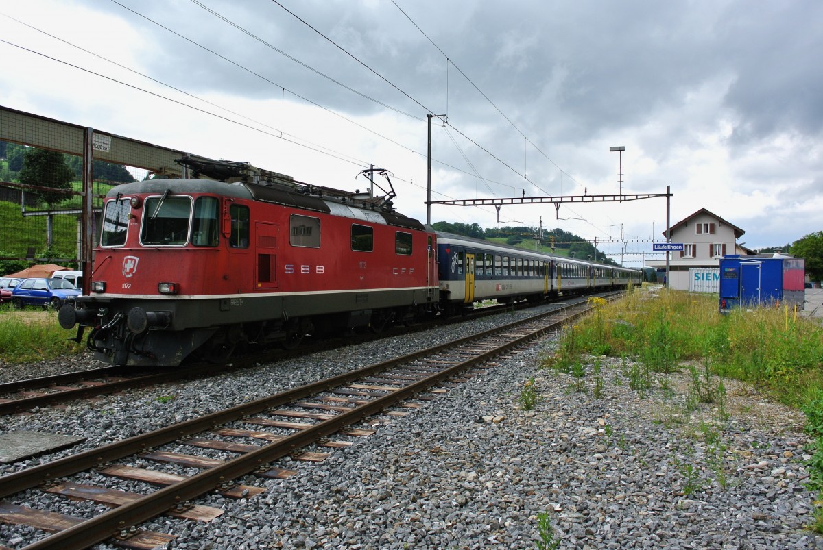 Re 4/4 II 11172 (ex. MThB) am Schluss eines Dienstextrazuges beim Zwischenhalt in Lufelfingen, 09.07.2014.